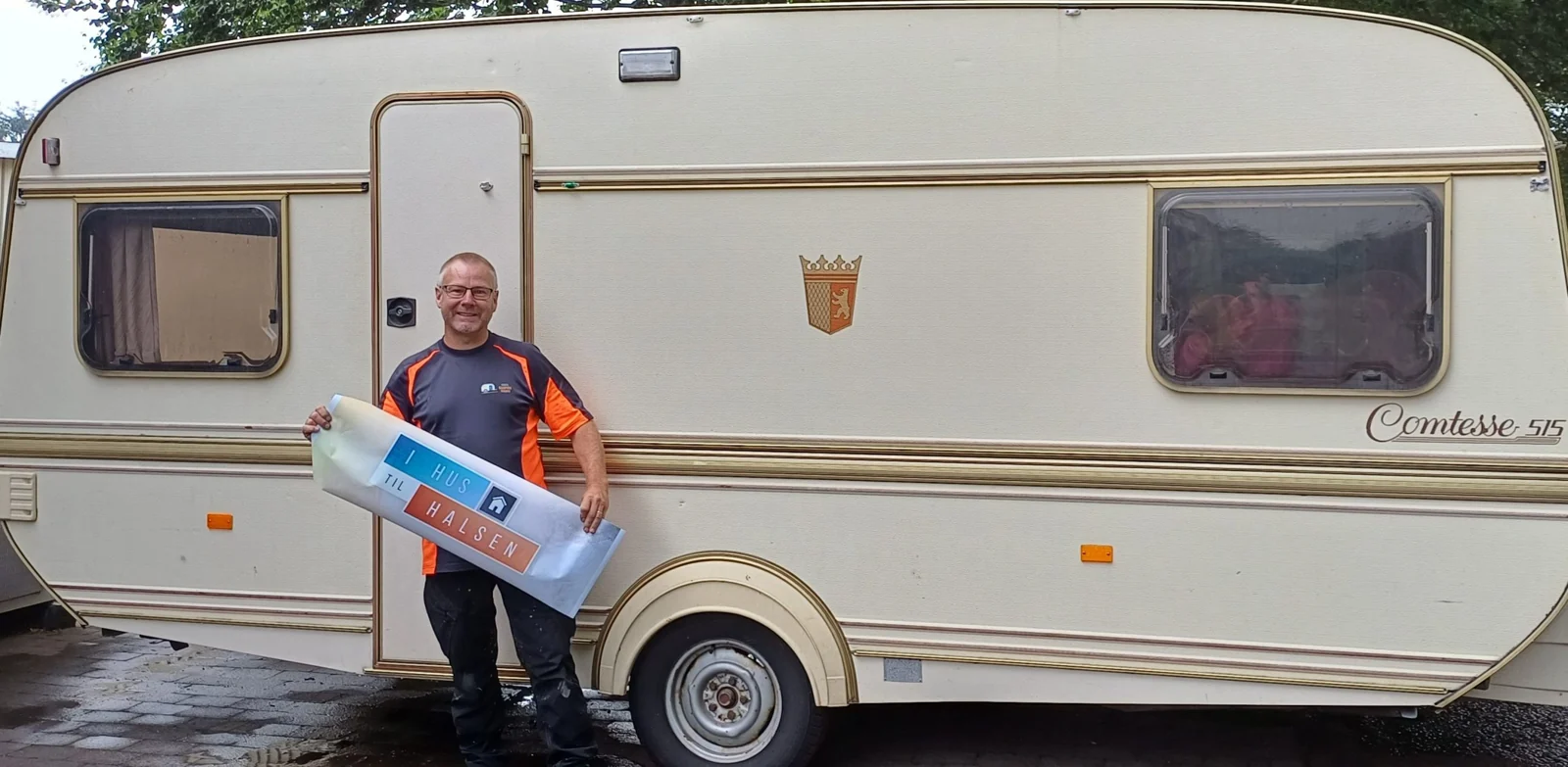 Hans Peter Daly ved en campingvogn